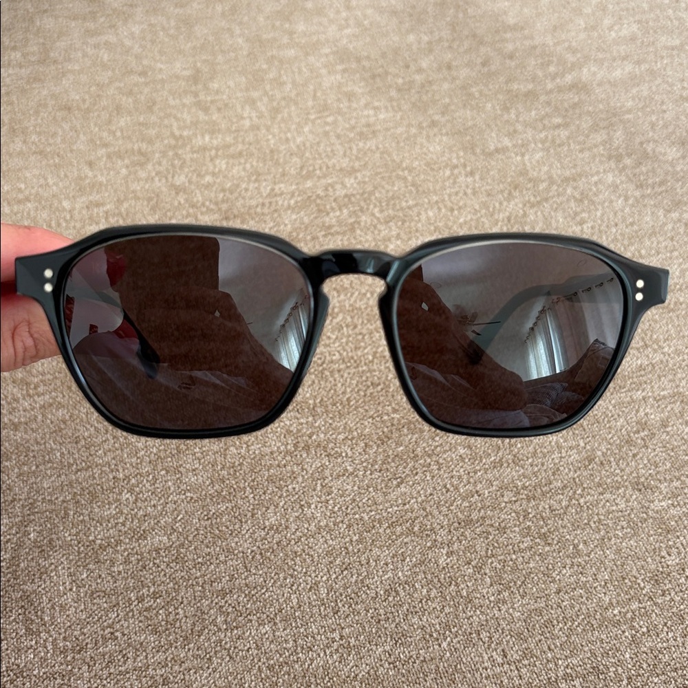 Raen Sunglasses/Color-Crystal Black/ Model-Aren/ Polarized Used only